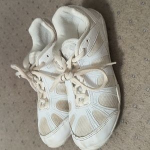 GK White Cheer Shoe Size 5